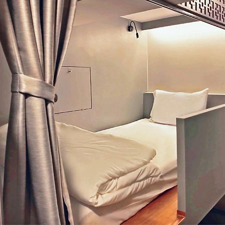 Capzule Bed Phuket Hostel ภายนอก รูปภาพ